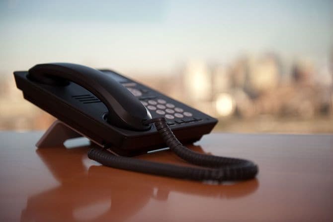 デスクの上に置いてある電話機