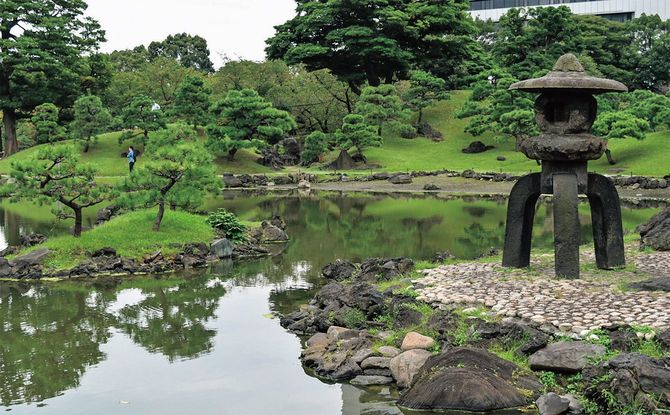 かつては海水を引き入れていた旧芝離宮の池泉