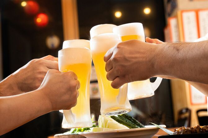 ビールで乾杯するグループ