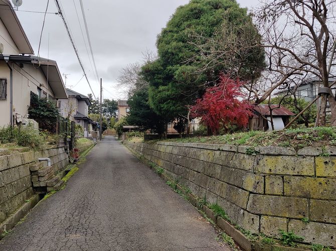 開発時期の古い住宅地においては、緩やかな地形においても、あえて擁壁が造られているところも見かける。（千葉県多古町飯笹）