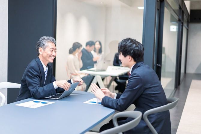 1on1で部下と話し合っている上司