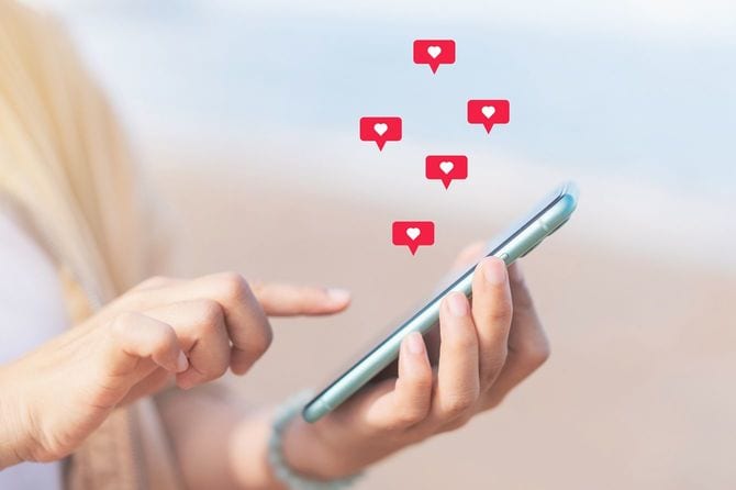 ハートアイコンとスマートフォン