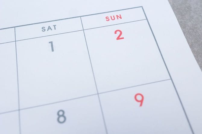 カレンダーの土曜日と日曜日の部分のクローズアップ