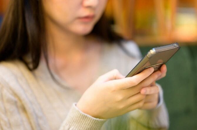 スマホを持つ女性