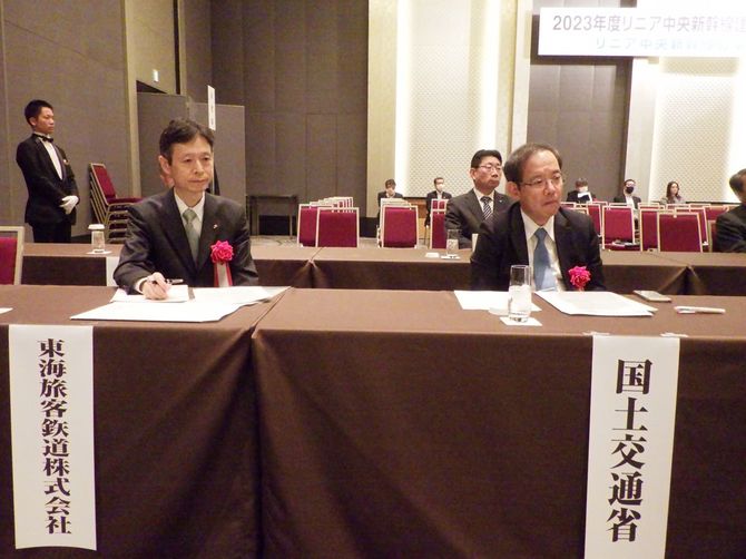 期成同盟会総会に出席したJR東海の丹羽俊介社長（左）と上原淳・国交省鉄道局長（東京都内）