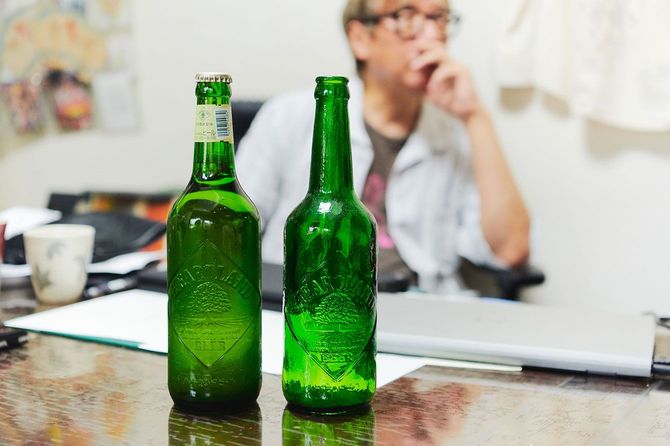 ハートランドの瓶。右は発売当時の瓶で、現在のものと異なり、手触りがボコボコとしている