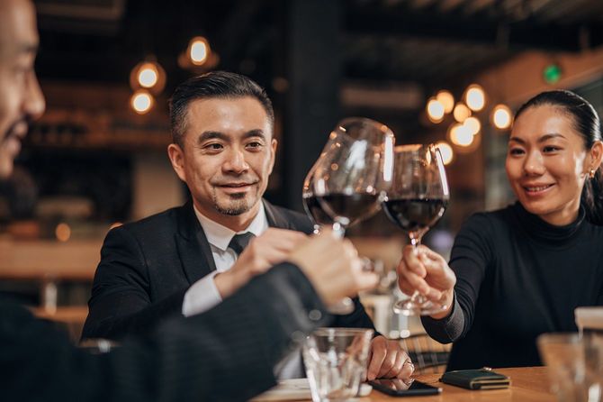 レストランで赤ワインを飲んでいるビジネスマン