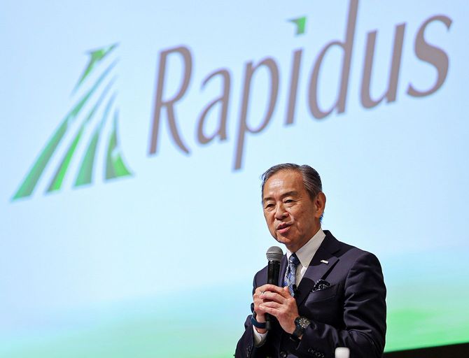 次世代半導体の試作品について記者会見するラピダスの小池淳義社長=2025年7月18日、北海道千歳市