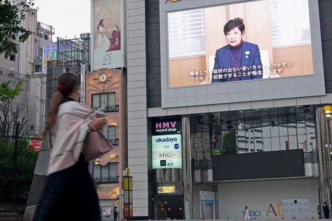 新宿アルタビジョンにうつる小池百合子都知事