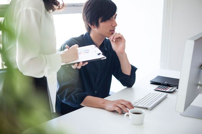 上司に仕事の相談をする女性