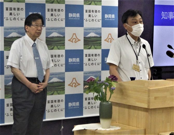 川勝知事に代わって田代ダム案の進捗状況について説明する渡邉参事(右)(=静岡県庁)