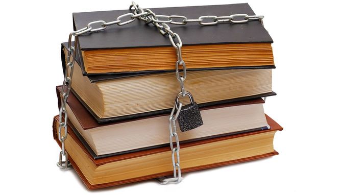 鎖で封印された複数の書籍