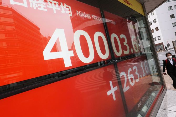 4万円台を回復して終えた日経平均株価を示すモニター＝2024年3月19日午後、東京都中央区