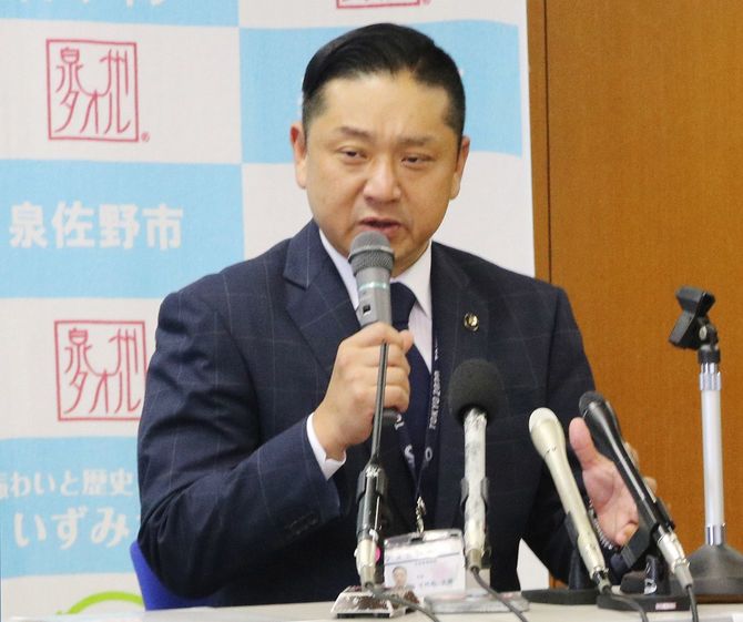 大阪府泉佐野市のふるさと納税新制度への復帰決定を受け、記者会見する千代松大耕市長＝2020年7月3日、同市