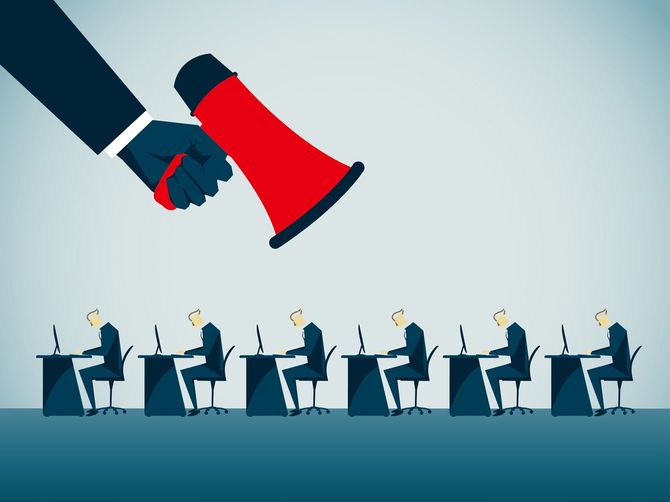 大きなメガホンと小さなたくさんの労働者