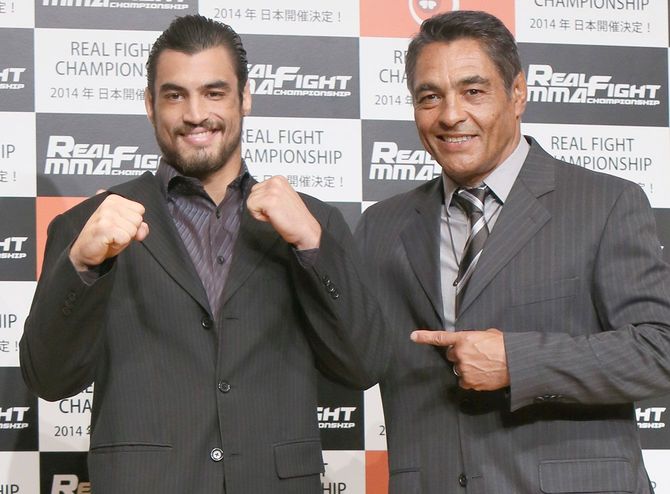 総合格闘技大会「REAL FIGHT CHAMPIONSHIP」が年内に国内で開催されることが決定。記者発表会に格闘家のヒクソン・グレイシーさんと息子のクロン・グレイシーさんが出席した＝2014年5月26日、東京都内