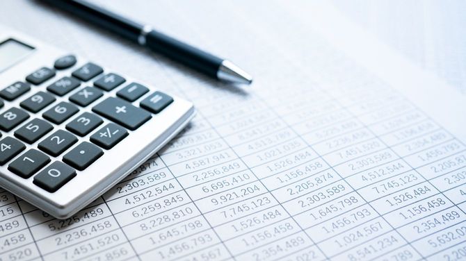 統計、電卓とボールペン