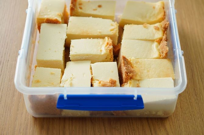 カットチーズケーキでいっぱいのプラスチック容器