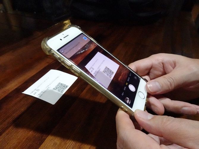 セルフオーダーのイメージ。スマホでQRコードを読み取る