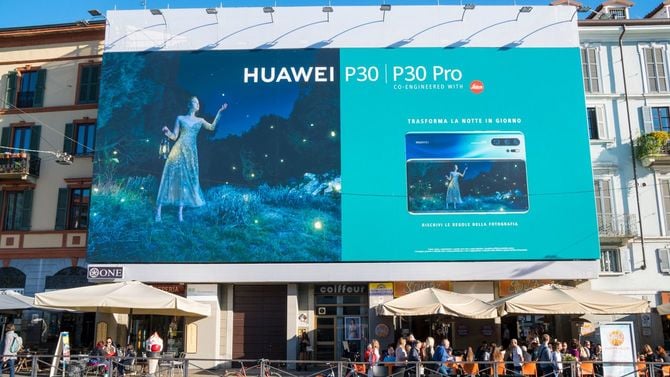 イタリアナポリに張り出された新商品P30とP30 Plusの巨大看板