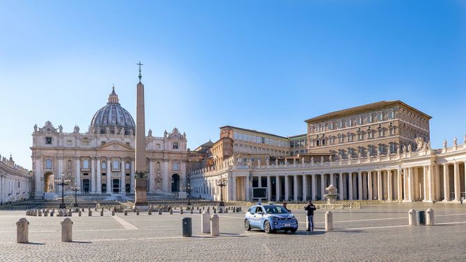 ローマ法王はワクチン接種済――。昨年のロックダウン中のサンピエトロ広場（2020年3月11日）