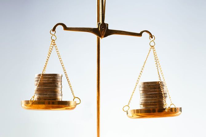 コインが載ったてんびん