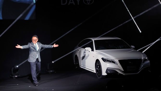 2018年6月26日、東京都内で開催されたコネクテッドカーを紹介するイベントで、オールニューデザインのフラッグシップセダン「トヨタ クラウン」を発表する豊田章男社長。