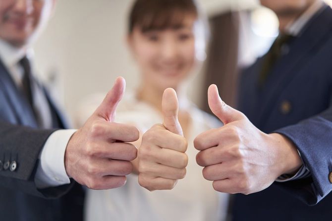 サムズアップする3人