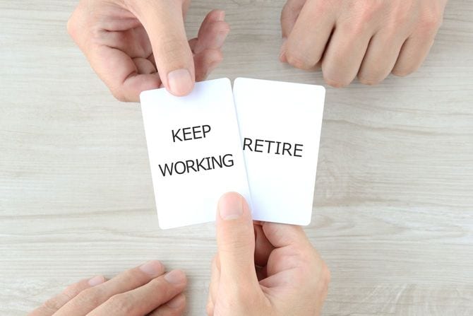 仕事を続けるか退職するか選ぶビジネスマン