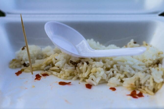 食べ残しがある弁当容器に爪楊枝が刺さり、プラ製のレンゲも