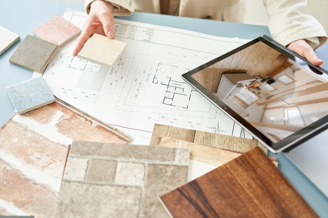 家のインテリアを考えるインテリアデザイナー