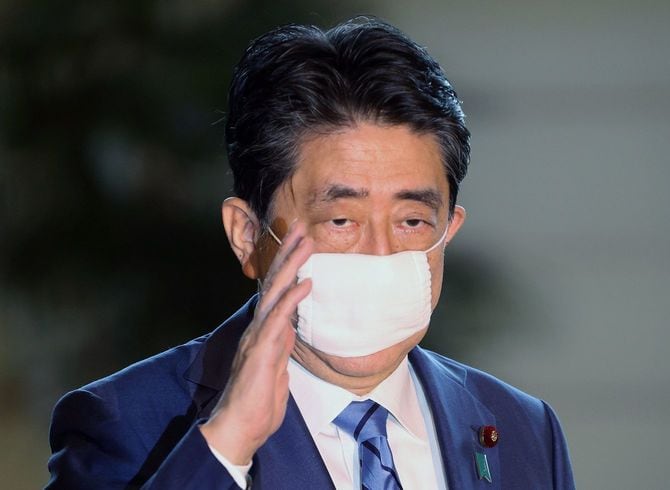 首相官邸に入る安倍晋三首相＝2020年5月18日、東京・永田町