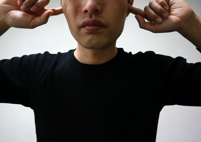耳を覆う日本人男性