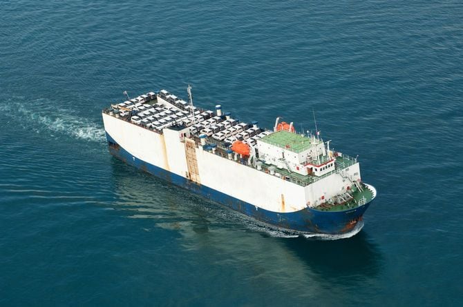 車を積載している貨物輸送船