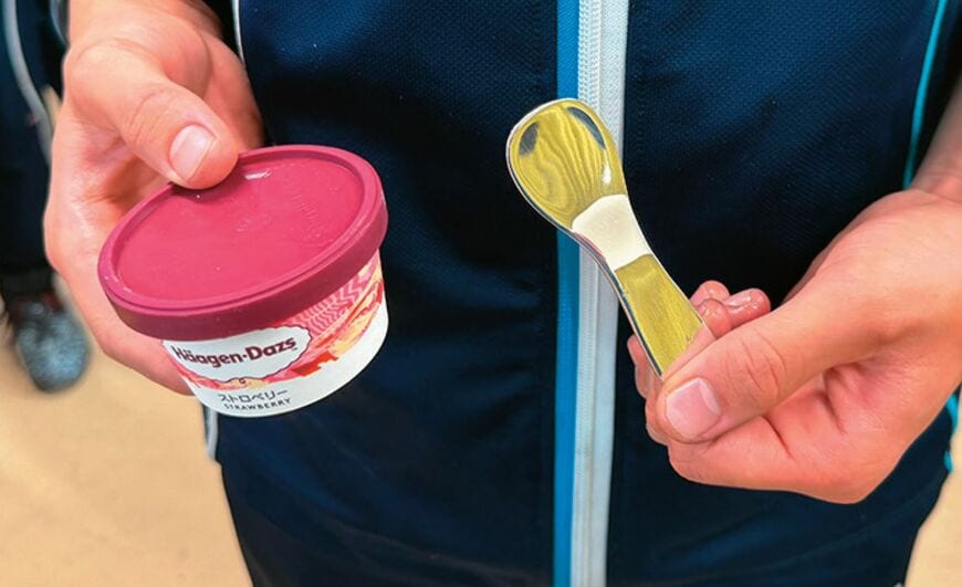 アルミのアイススプーン。地金を延ばして切り出し、型に入れてくぼみを作り表面をひたすら磨く。理科で習った金属の性質を経験を通して理解する。
