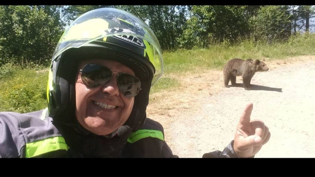 TikTokで子グマへの餌付けを撮影中に､母グマが後ろから現れ…自然をナメた｢迷惑観光客｣が辿った末路【2025年11月BEST】 日本でも｢ヒグマにピザを与えた｣YouTuberが大炎上