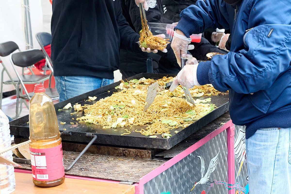 哥麿会のイベントの様子。被災地での炊き出しも、この大きな鉄板で温かい焼きそばを届けた