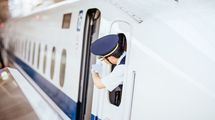 ｢うるさい｣でも｢食べ物のニオイ｣でもない…新幹線の車掌に苦情が入る"乗客のマナー違反"ワースト1