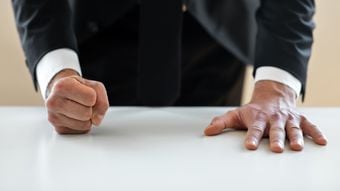 怒っている人に｢規則なので｣は逆効果…心理学博士が勧める｢被害者意識が強い人｣への最強の初期対応