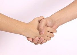 なぜ「AKB48」には握手会が必要なのか