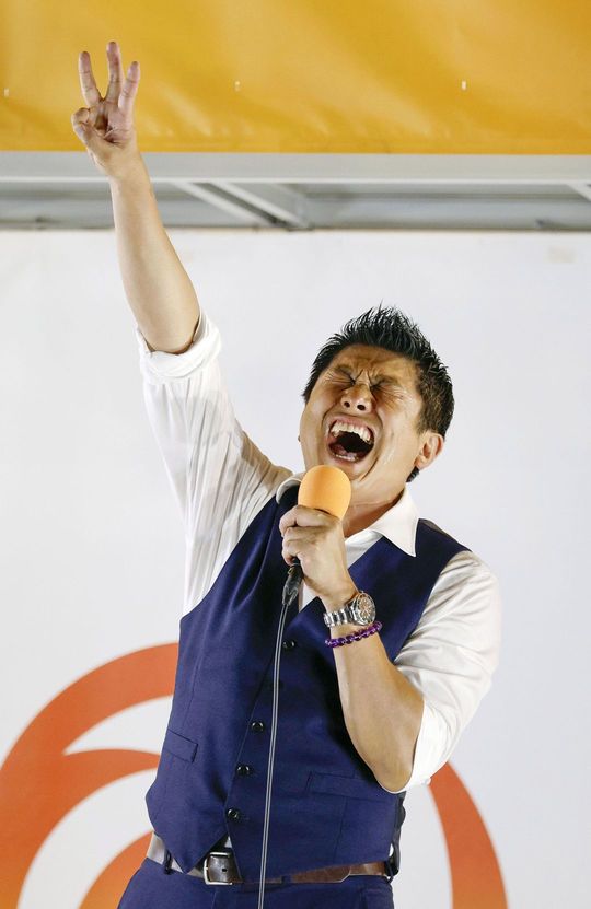 参院選の「最後の訴え」で、気勢を上げる参政党の神谷代表＝2025年7月19日、東京都港区