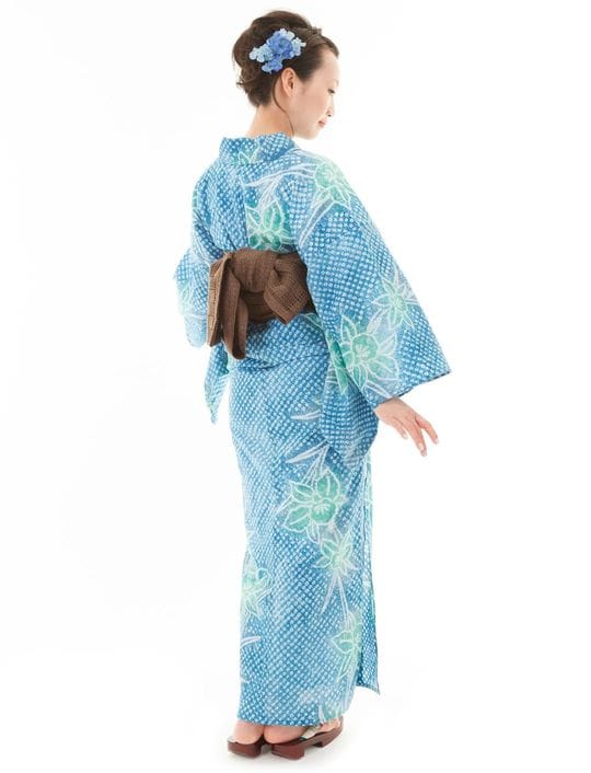 浴衣を着た女性の後ろ姿