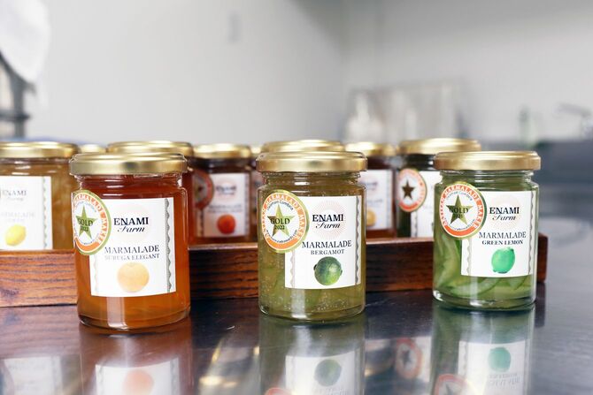 すべてに世界大会受賞シールが貼られた江南さんのマーマレード