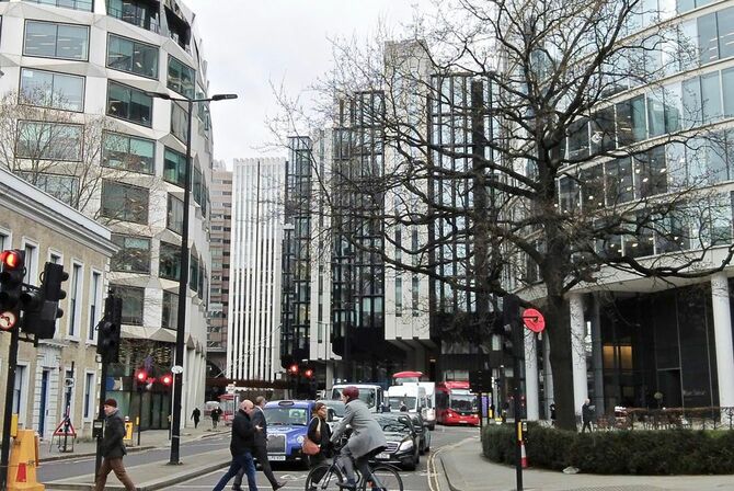 ロンドンの金融街シティの街並み。パンデミックの影響でオフィスに出勤している人はまだ少ない。