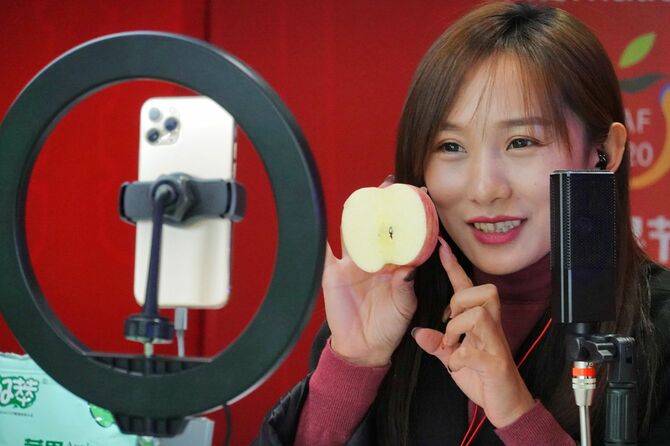 2020年10月27日、中国山東国際りんご祭で、Eコマースキャスターがネットワークライブ中継の形でりんごを紹介する。