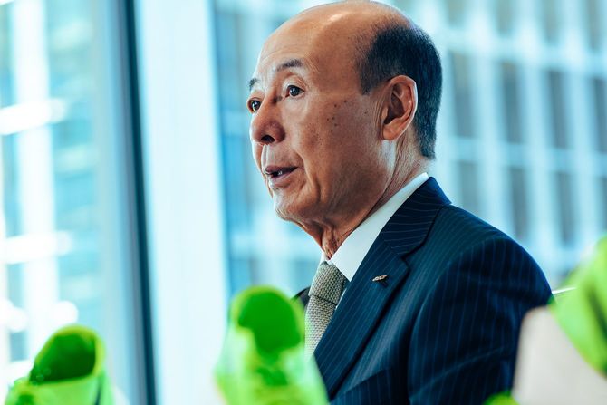 インタビューに応じるアシックス廣田会長