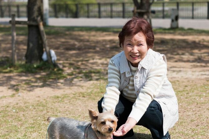 年配の女性とペットの犬