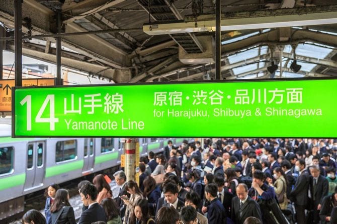 原宿、渋谷、品川の山手線の看板