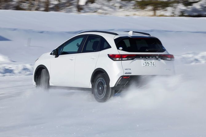 電子サポート機能を意図的にオフにすればe-POWER 4WDの強力な後輪モーターによってダイナミックな走りもできる