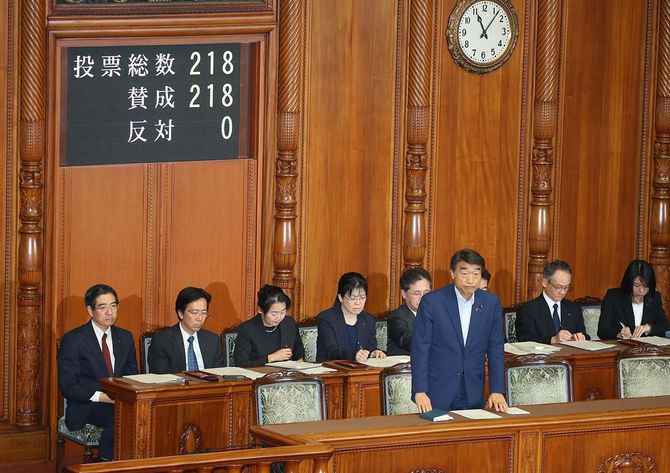 虐待防止法／一礼する根本厚労相